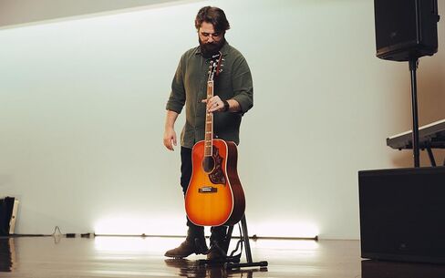 حامل جيتار عالمي قابل للطي على شكل حرف A، لبرنامج الموسيقى المدرسية والحفلات الموسيقية ومستخدمين متعددين، (WF-GTR-ASTAND) in Kuwait