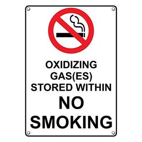 غاز مؤكسد عمودي بلاستيكي مقاوم للطقس (ES) مخزن داخل لافتة ممنوع التدخين مع نص ورمز باللغة الإنجليزية in Kuwait