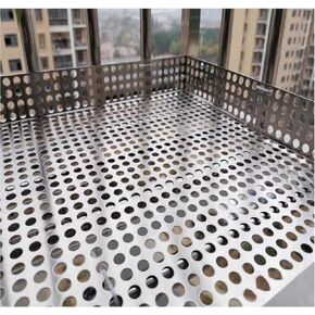 صفيحة شبكية لحماية الشرفة من الفولاذ المقاوم للصدأ - لوحة معدنية مثقوبة سهلة التركيب (55 × 50 سم) مع أربطة وقفازات - حاجز أمان مقاوم للطقس للاستخدام الخارجي in Kuwait