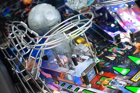 Stern Pinball Star Wars: Fall of The Empire مع Insider Connected، إصدار Pro من آلة Arcade Pinball in Kuwait