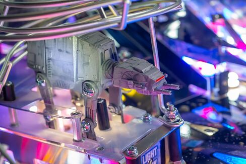 Stern Pinball Star Wars: Fall of The Empire مع Insider Connected، إصدار Pro من آلة Arcade Pinball in Kuwait