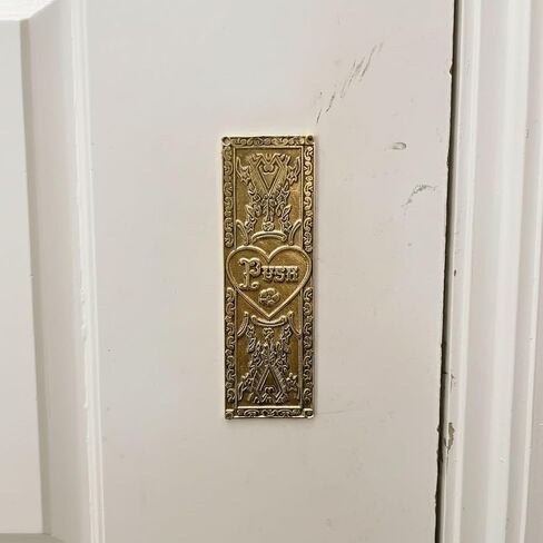 لوحة دفع باب نحاسية مزخرفة مع قلب مزخرف وتصميم منقوش بالزهور in Kuwait