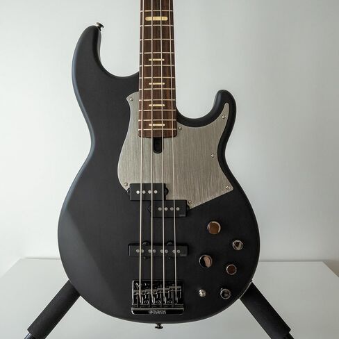 بيك جارد لجيتار باس سلسلة ياماها BB، مطلي بالكروم الرمادي، متوافق مع 4 سلاسل BB234/434/734A/P34، وحدة واحدة in Kuwait