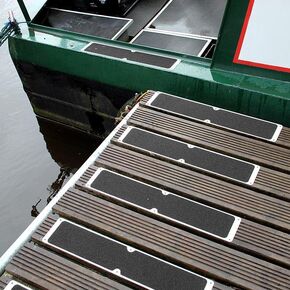 لوحة مسطحة مضادة للانزلاق من CUTE THINGS & CC، حبيبات سوداء، 4.5 بوصة × 25 بوصة، ألومنيوم، مقاومة للطقس، متوافقة مع NFSI OSHA CoF، سطح عالي الجر in Kuwait