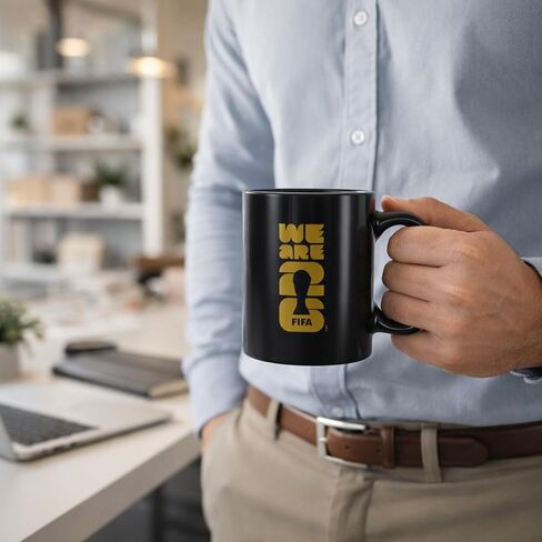 الإصدار الرسمي لكأس العالم FIFA 2026 - كوب سيراميك سعة 12 أونصة - شعار FIFA محفور - تذكار لهواة الجمع - مثالي للمنزل أو المكتب أو الاستمتاع باللاتيه الساخن أو القهوة أو الموكا أو الشاي في المطبخ in Kuwait