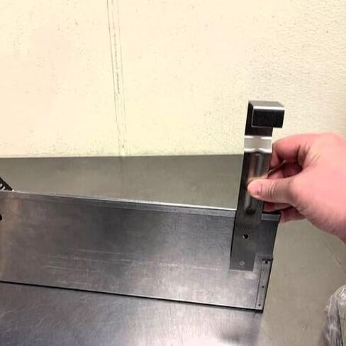 2 حزمة من شماعات السكك الحديدية السريعة المصنوعة من الفولاذ المقاوم للصدأ / أشرطة التثبيت - أشرطة تثبيت عالمية لرفوف حامل زجاجات المشروبات الكحولية، وصناديق الثلج ومعدات البار (2) in Kuwait