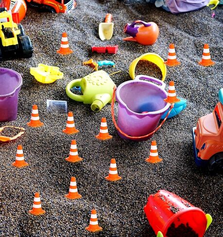 50PCS Mini Traffic Cones, 1 Inch Plastic Mini Orange Cones, Mini Orange Cone for Sand Table Micro Landscape Engineering Training Party Barrier Warning in Saudi Arabia