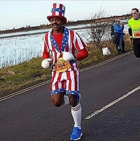 مشابك مريلة السباق - اركض وكأنك سرقت شيئًا × 4 قفل سريع لتأمين أرقام الجري وركوب الدراجات. مصنوعة من البلاستيك المعاد تدويره الأصلي والأفضل لعام 2012 in Kuwait