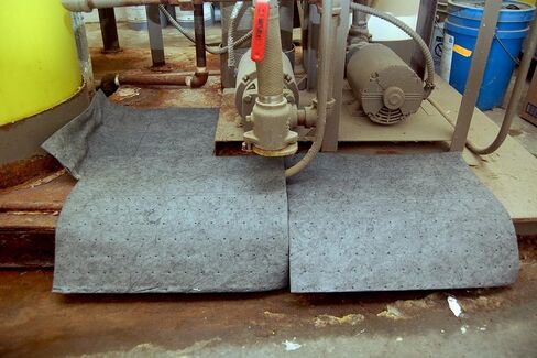 Spilfyter DB-72 وسادة ماصة متوسطة الوزن باللون الرمادي العالمي، بطول 45.72 سم × عرض 40.64 سم، علبة مكونة من 100 قطعة in Kuwait