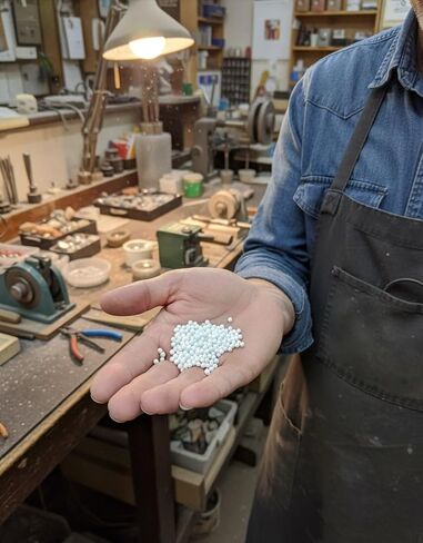 وينونا فان نورمان كرات سيراميك صغيرة (1 رطل) | وسائط دائرية مقاس 3 مم (1/8 بوصة) لتلميع الصخور والمعادن | حشو غير كاشط قابل لإعادة الاستخدام للبهلوانات | يقلل من الضوضاء والكسر in Kuwait