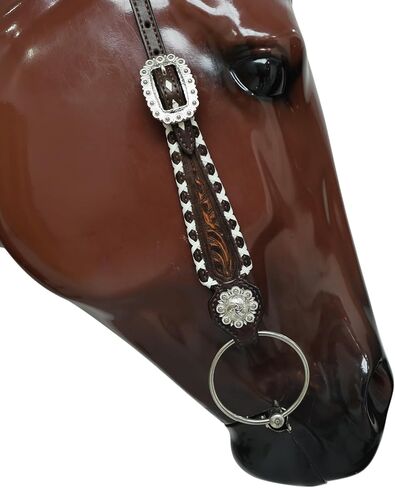 مجموعة تثبيت الرأس وياقة الصدر من الجلد الغربي، تجديل متقاطع من الجلد الخام، ونحت الزهور وأجزاء صلبة من النيكل العتيق، ومسمار حصان على طراز المصارع، جلد البقر الأرجنتيني in Kuwait