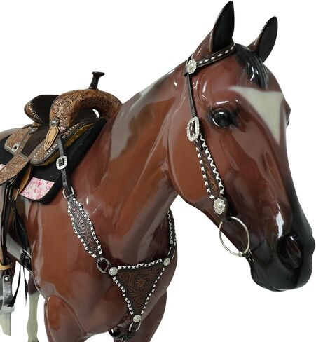 مجموعة تثبيت الرأس وياقة الصدر من الجلد الغربي، تجديل متقاطع من الجلد الخام، ونحت الزهور وأجزاء صلبة من النيكل العتيق، ومسمار حصان على طراز المصارع، جلد البقر الأرجنتيني in Kuwait