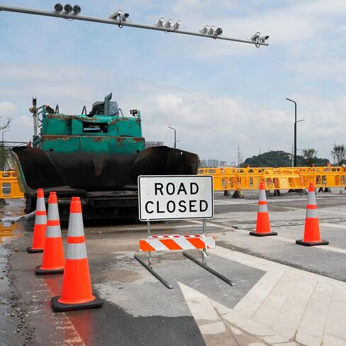 Traffic Cones 28 Inch Orange Cones 8 Pack with Heavy Duty Black Base - Safety Cones with Reflective Collars for Driveway Road Safety, Traffic Control, Parking Lot (28inch, 8 Pack) in Kuwait