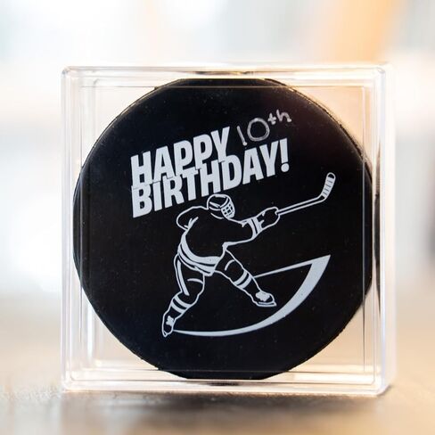 هدية ChalkTalkSPORTS Hockey Puck - قرص تذكاري بحجم تنظيمي - عيد ميلاد سعيد شخصي - هدية للاعب الهوكي أو المعجبين in Saudi Arabia