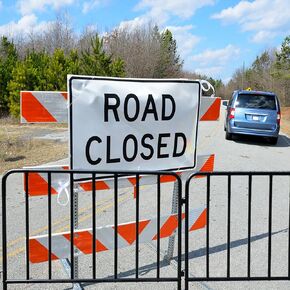 2-Pack 5 Ft. Black Steel Crowd Control Barricades - 60" Wide x 39" High, Bolt-Assembled Portable Interlocking Barrier, Heavy Duty Event Fencing for Indoor/Outdoor with Flat Feet Design in Kuwait