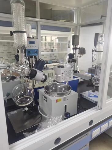 Rotary Evaporator 2L APX-201D Lab Vacuum Evaporator Vacuum Decompression Extraction Heating Bath Evaporation in Kuwait