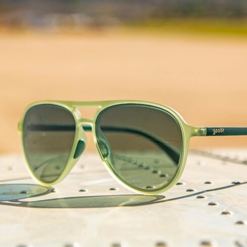 نظارات شمسية Goodr Buzzed On The Tower Polarized Aviator كبيرة الحجم (Mach G)، إطارات صلبة خضراء مع عدسات متدرجة خضراء، لون داكن إلى فاتح، حماية من الأشعة فوق البنفسجية 400، لا تنزلق، لا ترتد in Saudi Arabia