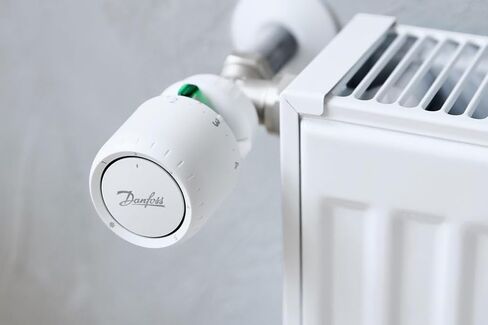 مشغل ثرموستاتي مثبت على صمام الرادياتير Danfoss Aveo™ 015G4290 مع قرص مدمج ومستشعر لصمامات Danfoss RA | مملوء بالغاز للتحكم الدقيق في درجة الحرارة in Saudi Arabia