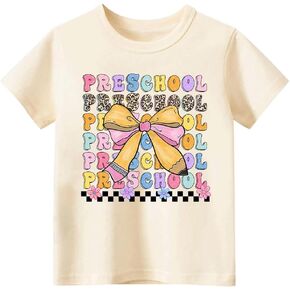 الأطفال الصغار الأولاد الفتيات يعودون إلى قميص المدرسة في اليوم الأول من قميص ما قبل المدرسة. in Kuwait