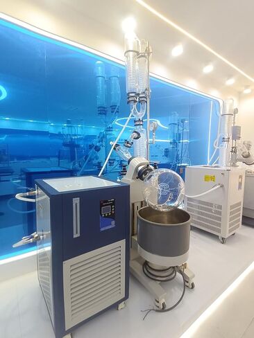10l Rotary Evaporator with Cooling Chiller and Vacuum Pump, Double-Layer Tower Condenser, Quick Lifting, can be Upgraded to 20lrotary Evaporator for Free in Kuwait