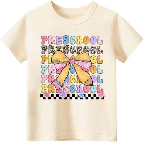 الأطفال الصغار الأولاد الفتيات يعودون إلى قميص المدرسة في اليوم الأول من قميص ما قبل المدرسة. in Kuwait