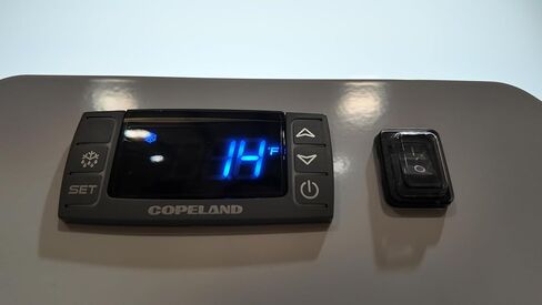 فريزر مشروبات صغير تجاري، تجميد عرض كونترتوب بباب زجاجي وفريزر دينك للتاجر المدمج لمتجر بار المطاعم، موافقة ETL، عرض 22.5 بوصة، 3.5 قدم مكعب in Kuwait