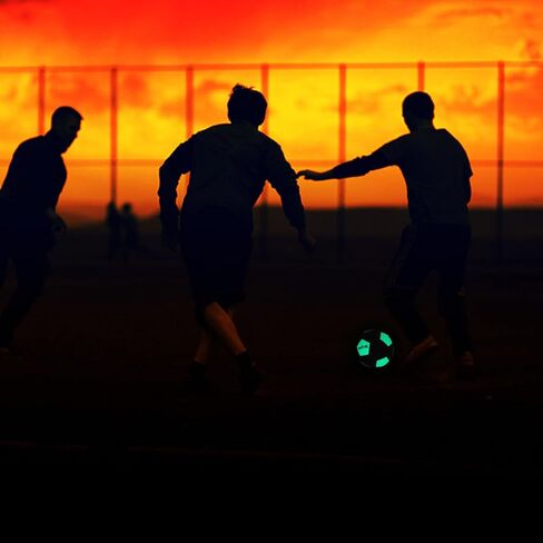 كرة القدم، كرة القدم المتوهجة في الظلام مقاس 4/ 5، هدايا كرات كرة القدم المضيئة المتوهجة للرجال والنساء للتدريب على كرة القدم في الأماكن المغلقة أو الهواء الطلق (أبيض وأزرق، مقاس 5) in Kuwait