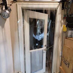 طقم ستائر من شريط PVC - فينيل شفاف للغرف الباردة والمستودعات والمطاعم - بلاستيك شديد التحمل مع قضبان ومشابك من الفولاذ المقاوم للصدأ للمصانع والمتاجر ومحلات السوبر ماركت in Kuwait