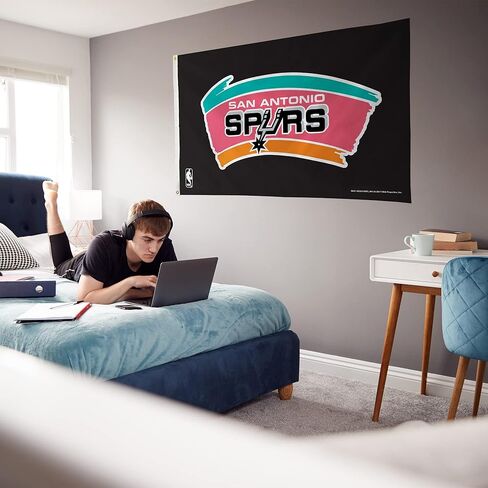 ريكو إندستريز NBA سبيرز سان أنطونيو ريترو خلفية سوداء راية العلم الرياضي لديكور المنزل، متعدد الألوان، مقاس واحد in Saudi Arabia
