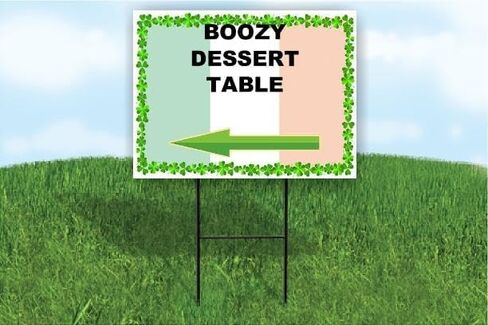 طاولة حلوى بوزي لعيد القديس باتريك، علم البرسيم الأيرلندي، أسهم اتجاهية، إطار مزدوج الجوانب 23 × 23 بوصة. لافتة طريق يارد in Kuwait