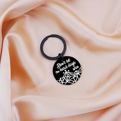 لا تدع الأيام الصعبة تفوز بـ Acotar Merch، هدايا ملهمة للنساء والرجال، سلسلة مفاتيح Acotar، هدايا تشجيعية للنساء والفتيات والأصدقاء in Kuwait