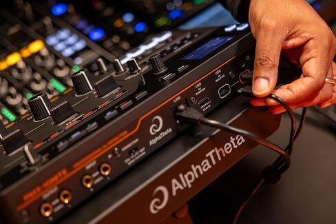تأثير DJ الاحترافي AlphaTheta RMX‑IGNITE – 3-BAND FX، وLEVER FX، و4-Sampler Pads، والإرسال/الإرجاع الرقمي، ومحولات ESS 32-bit in Kuwait