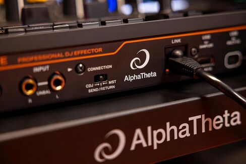 تأثير DJ الاحترافي AlphaTheta RMX‑IGNITE – 3-BAND FX، وLEVER FX، و4-Sampler Pads، والإرسال/الإرجاع الرقمي، ومحولات ESS 32-bit in Kuwait