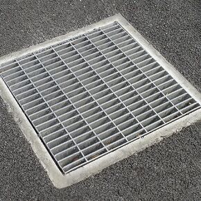 Galvanized Steel Drain Grate Cover 50x30x2cm for Sidewalk & Patio - Detachable Trench Grating Plate for Driveway, Catch Basin & Drainage Solutions, Heavy-Duty Design in Kuwait