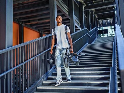 سكوتر كهربائي NIU K100P للبالغين - مع نظام تعليق، قوة ذروة 600 وات، 33 ميلًا كحد أقصى، أعلى 17.4 ميل في الساعة، إطارات هوائية 9.5 × 2.3 بوصة، سكوتر إلكتروني خفيف الوزن قابل للطي للتنقل اليومي ورحلة عطلة نهاية الأسبوع in Kuwait