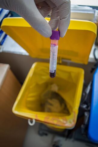 بطانات الرعاية الصحية من هيريتيدج باج، عندما تكون السلامة والأداء مهمين. 30 بوصة × 43 بوصة، أصفر، 1.3 مل، 200، مطبوعة للرعاية الصحية in Kuwait