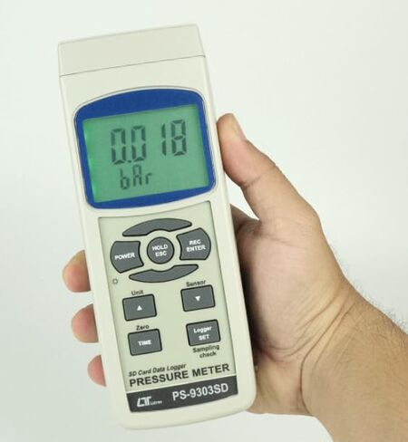 جهاز قياس الضغط الرقمي i-POOK PS-9303SD عالي الدقة ±0.5% جهاز قياس الضغط يتراوح من 2 بار إلى 400 بار RS232 واجهة ذاكرة استرداد ضبط صفرية مع تسجيل البيانات in Kuwait