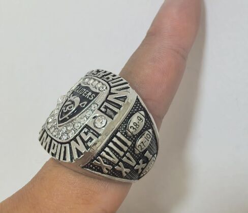 Rare Legacy 2024 Championship Ring RaiderTM - صندوق صندل شفاف عالي المستوى مطلي بالذهب/الفضة • عرض طبق الأصل للبالغين in Saudi Arabia