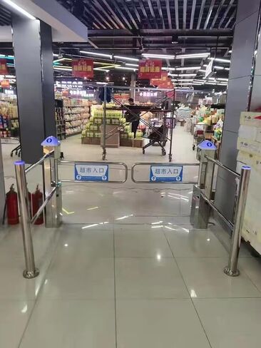 باب دوار متأرجح لمدخل السوبر ماركت، بوابة للمشاة ذات اتجاه واحد من الفولاذ المقاوم للصدأ مع الحث التلقائي، حاجز التحكم في الوصول لمتجر البيع بالتجزئة ومركز التسوق in Saudi Arabia