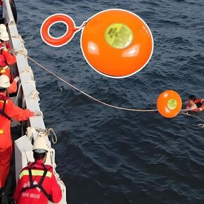 قرص إنقاذ الغرق الأساسي مع حبل إنقاذ بطول 131 قدمًا وحلقة يد مطاطية - جهاز عائم لإنقاذ الحياة لحمامات السباحة والبحيرات والأنهار - مجموعة من 4 قطع لسلامة المياه in Kuwait