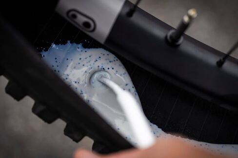 Peaty's Holeshot Biofibre مانع تسرب الإطارات بدون أنابيب، إصلاح سريع للثقب، يغلق فتحات تصل إلى 6 مم لدراجات MTB، ودراجات الطرق والحصى، ويستخدم ألياف مانعة للتسرب قابلة للتحلل البيولوجي in Kuwait