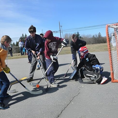 Premier Sports - مجموعة 54 بوصة من مرمى هوكي الشوارع Junior Steel + 3 عبوات من كرات الهوكي المضمنة in Kuwait