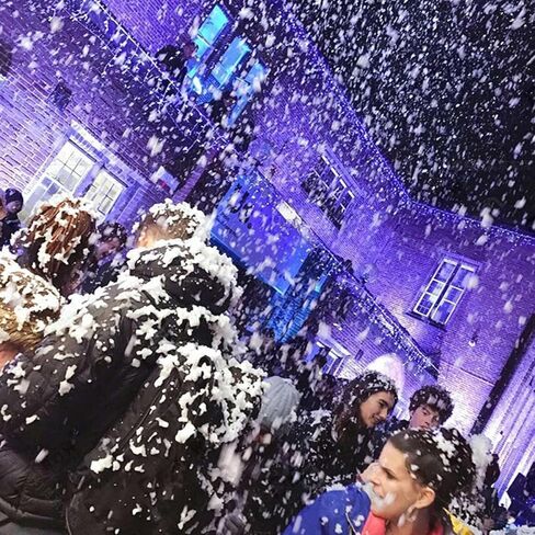 Snow Machine Portable, 600W Effect Machines with Remote Control,The Effect is Lifelike，Even Snowflakes，Wide Coverage，for Weddings, Bars, Dance Halls and Other Places in Saudi Arabia