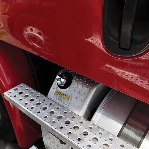 غطاء غطاء DEF من البلاستيك الكرومي لـ Freightliner بغطاء قطره 2-1/2 بوصة، ترقية داخلية/خارجية in Kuwait