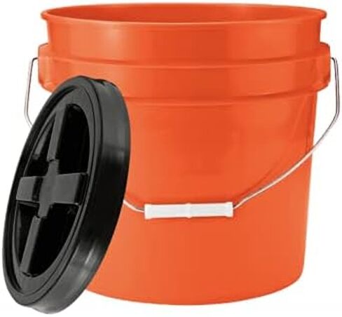 سطل دلو برتقالي من الدرجة الغذائية سعة 3.5 جالون من House Naturals مع برغي أسود محكم الغلق على الغطاء (عبوة من قطعتين) خالي من مادة BPA، مصنوع في الولايات المتحدة الأمريكية in Kuwait