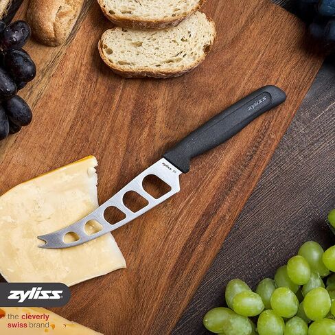 سكين الجبن زيليس - شفرة من الفولاذ المقاوم للصدأ مع فتحات غير لاصقة وطرف شوكة للتقديم - قطع أجبان ناعمة وشبه ناعمة وثابتة - مقبض من قش القمح، آمن للاستخدام في غسالة الأطباق، ضمان لمدة 5 سنوات - 5 بوصات in Kuwait