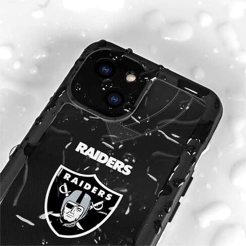 حافظة هاتف مقاومة للماء من Skinit متوافقة مع هاتف iPhone 15 - تصميم جيرسي لفريق NFL Las Vegas Raiders مرخص رسميًا in Saudi Arabia