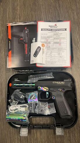 مسدس Lancer التكتيكي خفيف الوزن كامل تلقائي/شبه غاز Airsoft مع وحدة تتبع ولوحة تثبيت بنقطة حمراء (Tandemkross Cthulhu) (أسود/تيتانيوم) in Kuwait