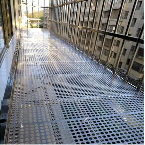 لوح مثقوب من الفولاذ المقاوم للصدأ 304 - لوحة معدنية بقطر فتحة 10 مم (47 × 110 سم) لسلامة الشرفة وتهويتها - متينة ومقاومة للصدأ ومثالية للاستخدام في الهواء الطلق in Kuwait