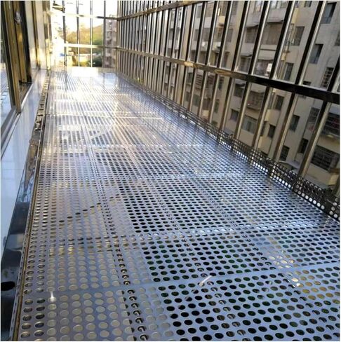 لوح مثقوب من الفولاذ المقاوم للصدأ 304 - لوحة معدنية بقطر فتحة 10 مم (47 × 110 سم) لسلامة الشرفة وتهويتها - متينة ومقاومة للصدأ ومثالية للاستخدام في الهواء الطلق in Kuwait